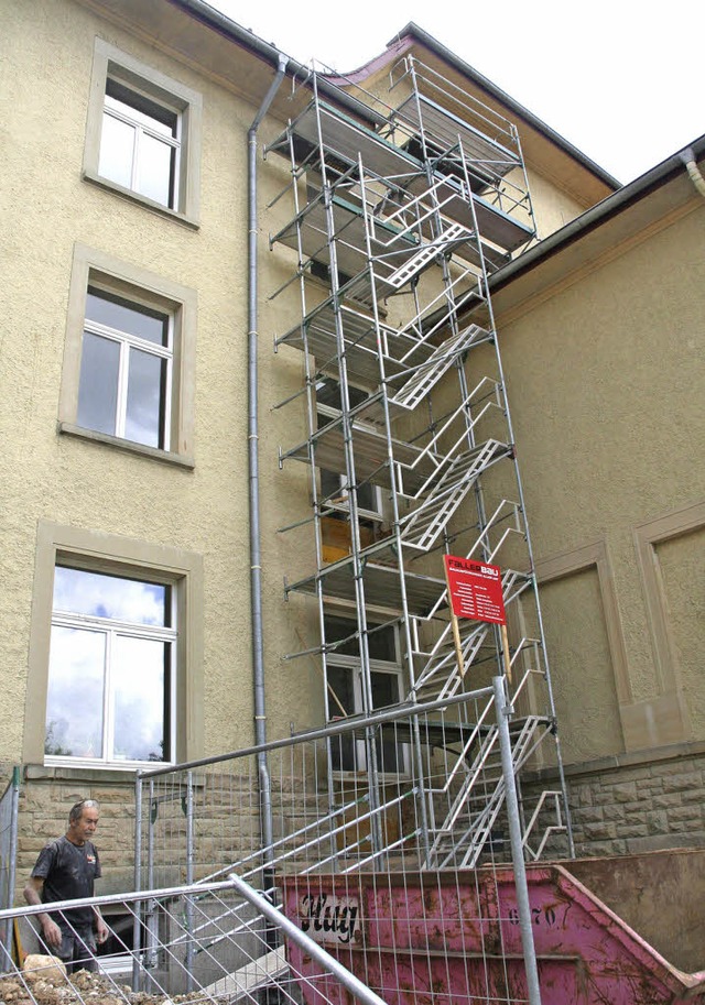 Form nimmt der neue zweite Fluchtweg a...des Altbaus entsteht eine Stahltreppe.  | Foto: Marlies Jung-Knoblich