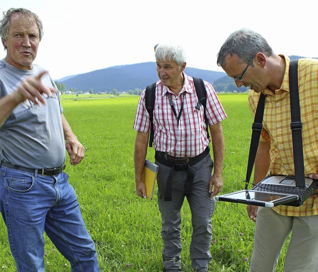 Unter der Grasnarbe sprten Vermesser ...en lange verschollenen Grenzstein auf.  | Foto: Christa Maier