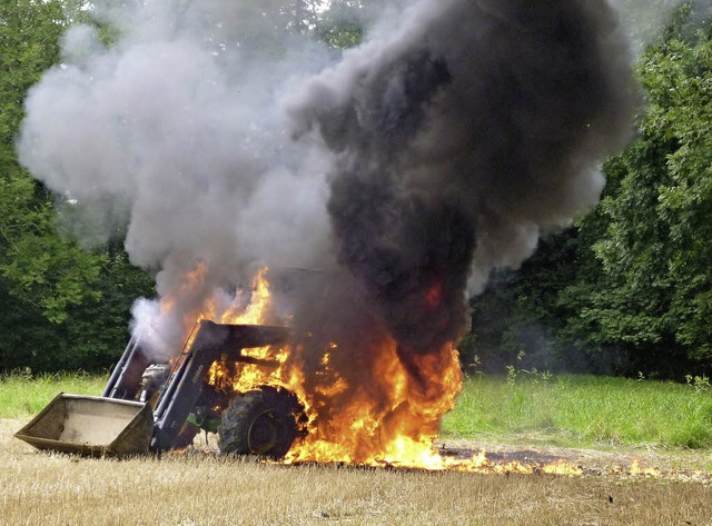 Der Traktor brannte vollstndig aus.  | Foto: Kantonspolizei Aargau