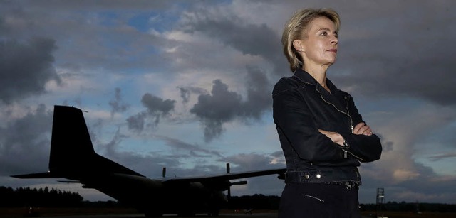 Bundesverteidigungsministerin Ursula v...n dem die ersten Hilfsflge starteten.  | Foto: dpa