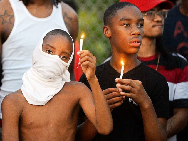 Demonstranten in Ferguson erinnern an den erschossenen Teenager Michael Brown.   | Foto: dpa