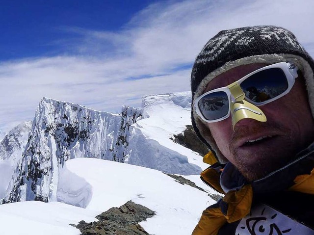 Der Lahrer Bergsteiger Richard Stihler...m Hintergrund ist der Gipfel zu sehen.  | Foto: Felizitas Farrenkopf