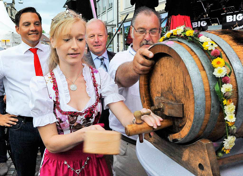 Die Bundestagsabgeordneten strkten Weinprinzessin Isabella Vetter beim Faanstich den Rcken
