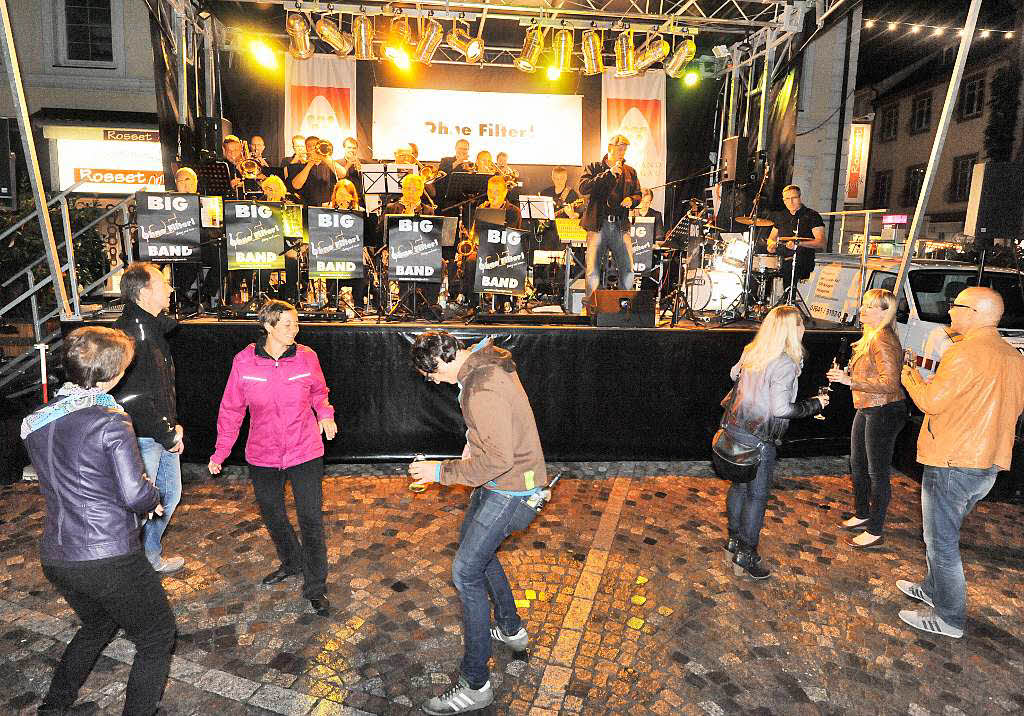 Froh gelaunt schwangen Besucher zur Musik von „ohne Filter“ auf dem Marktplatz das Tanzbein
