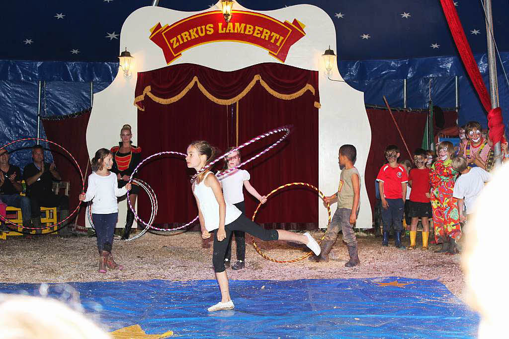 Beeindruckend waren die Zirkusdarbietungen der Kinder, entsprechend gro war daher am Ende auch der verdiente Applaus.