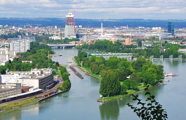 Besonders in den Morgenstunden reizvol... damit das Messehochhaus (rechts) ab.   | Foto: Rolf Reissmann