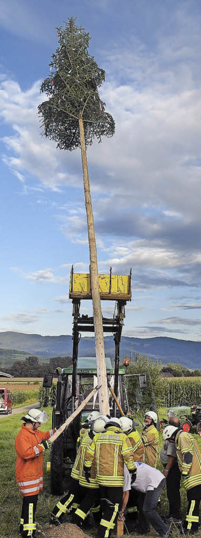 Der neue Ortsvorsteher Benjamin Borgas...nen geschmckten Tannenbaum gestellt.   | Foto: Gottfried Blansche