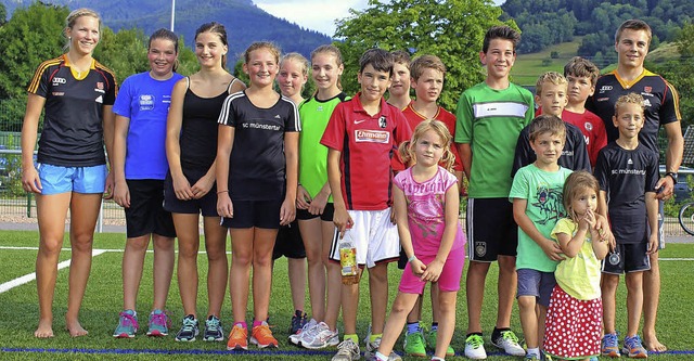 Das Foto zeigt den alpinen Ski-Club-Nachwuchs mit Maren Wiesler (links).   | Foto: Konrad Ruh