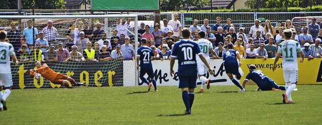 Greuther Frth hier im Vormarsch, doch...den Zweitligaspitzenclub sehr wacker.   | Foto: Bernd Fackler (2), Nikolaus Bayer