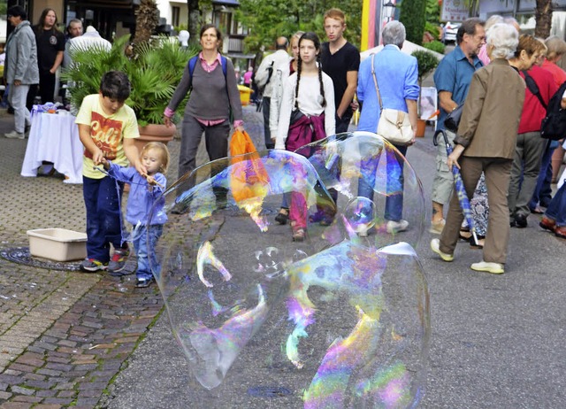 Riesige Seifenblasen und andere Attrak...aus Dortmund (Bild rechts), anlockte.   | Foto: Sigrid Umiger