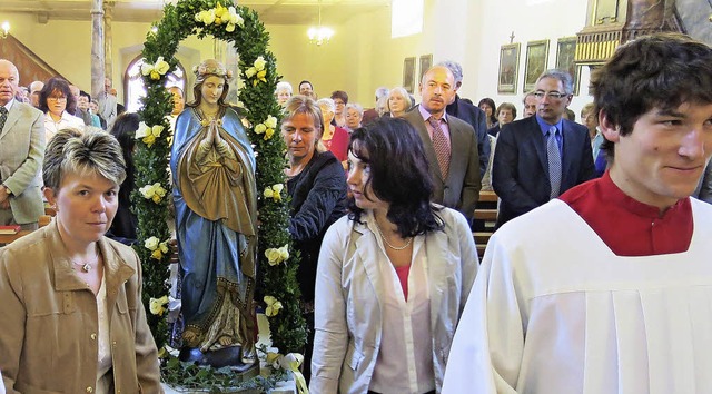 Prozession ins Gotteshaus: Die Marienstatue wurde von vier Frauen getragen.   | Foto: Erhard Morath