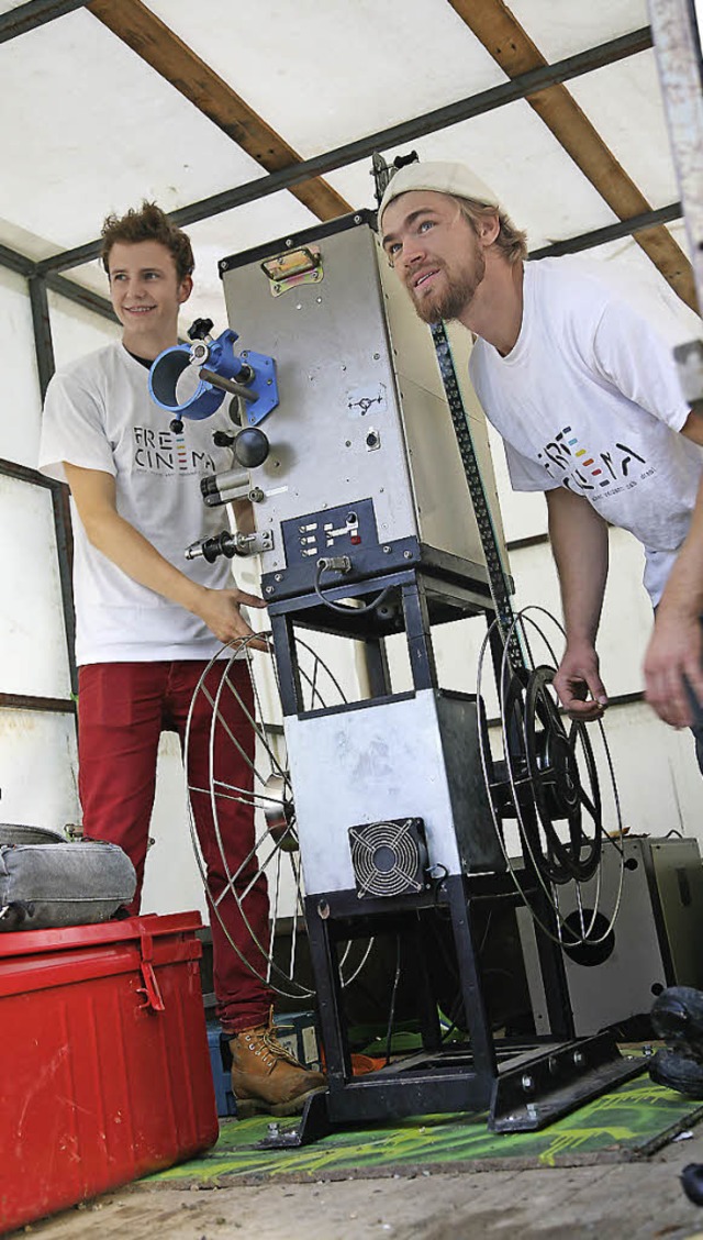 Philipp Rimkus (links) und Ruben Somme...Team des Free Cinema am Filmprojektor.  | Foto: Katharina Bartsch