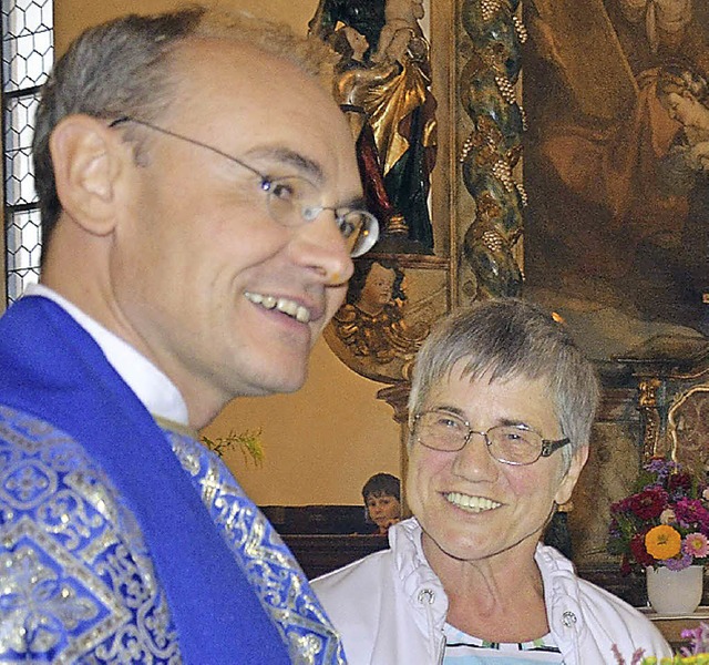 Pfarrer Uwe Schrempp und Pfarrgemeinderatsvorsitzende Maria Deschler.  | Foto: Martina Weber-Kroker