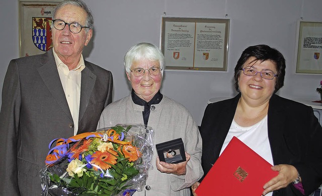 Inge Gula (Mitte) wurde von Rainer Off...ommunalpolitisches Engagement geehrt.   | Foto: Thomas Loisl Mink