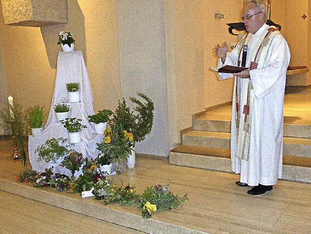 Pfarrer Erwin Aal segnet die Kruterbuschen.    | Foto: Baur