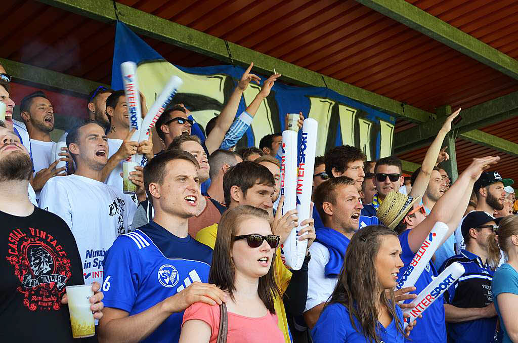 Im Anfeuern waren sie zweitligareif: SVW-Fanclub auf der Gegengerade.