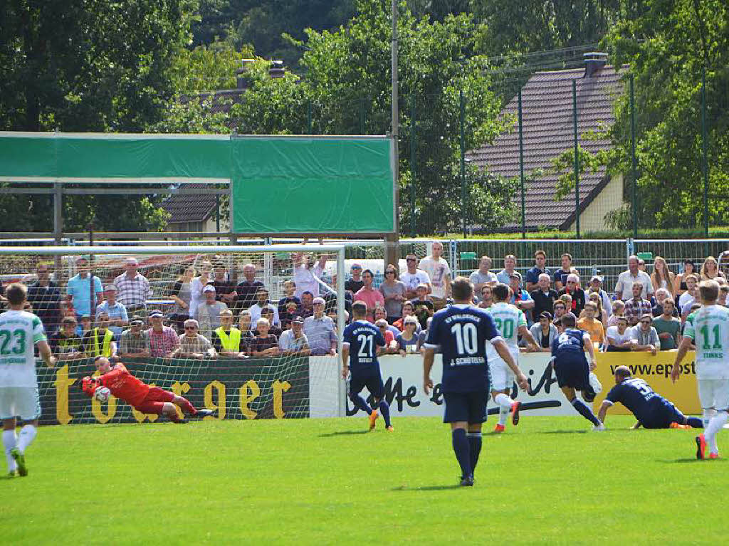 Greuther Frth hier im Vormarsch, doch Torwart Andreas Stengel ist da.  Der SV Waldkirch hielt sich im DFB-Pokalspiel in Bahlingen gegen den Zweitligaspitzenclub sehr wacker. 