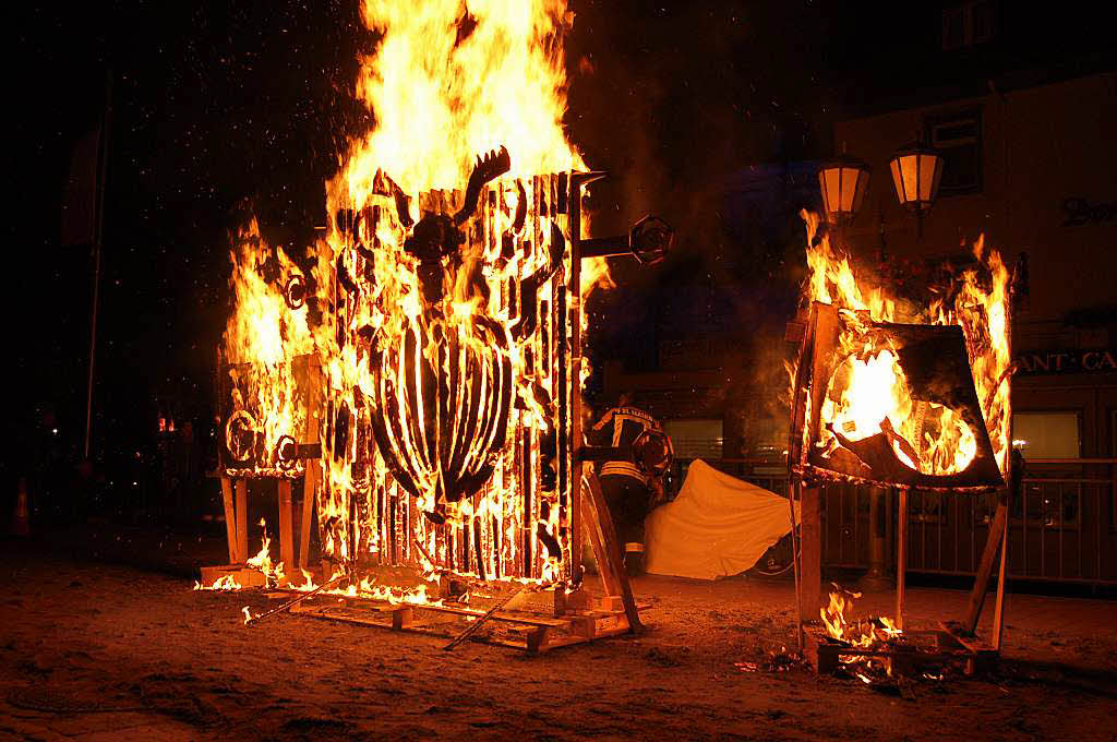 Die Skarabus-Skulptur von Leto Meyle geht in Flammen auf.