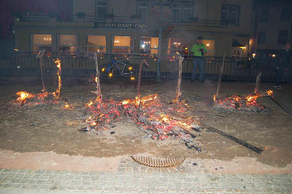 Die Skarabus-Skulptur von Leto Meyle geht in Flammen auf.