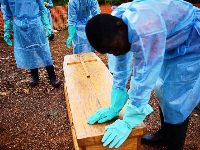 Ein in Sierra Leone an Ebola gestorbener Mann wird abtransportiert   | Foto: AFP
