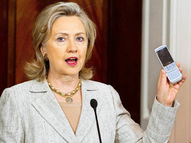 Abgehrt wie die deutsche Kanzlerin? D... Hillary Clinton 2010 mit einem Handy   | Foto: AFP/dpa (2)
