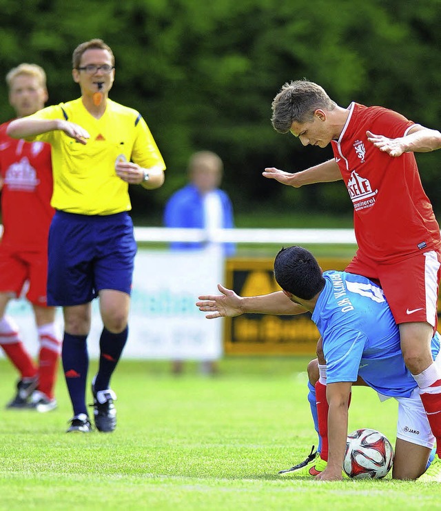 Was nun? Der Bonndorfer Benjamin Schn... des Villingers Baris Cakici sitzen.    | Foto: scheu