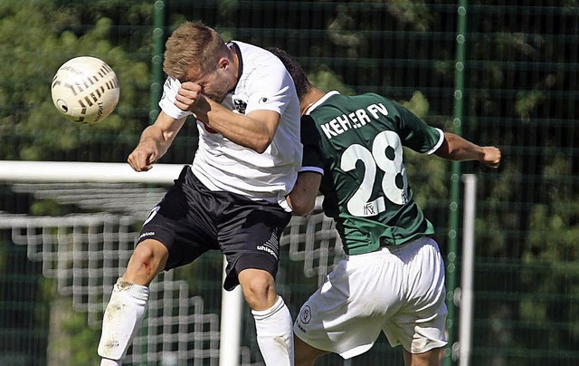 Augen zu und durch: Der Villinger Bene...links) scheiterte mit einem Kopfball.   | Foto: reinhardt