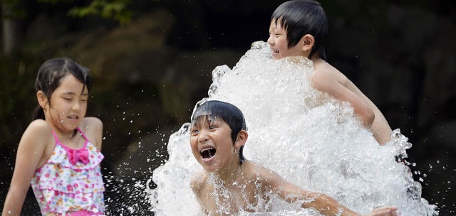 In einem Springbrunnen suchen diese Ki.... Schwimmbder sind selten und teuer.   | Foto: dpa
