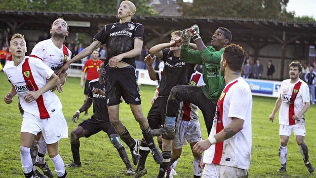 Na, wo ist der Ball? Hochversammlung h...r Ahmet Heffaoui am hchsten springt.   | Foto: Rafael Schwarz