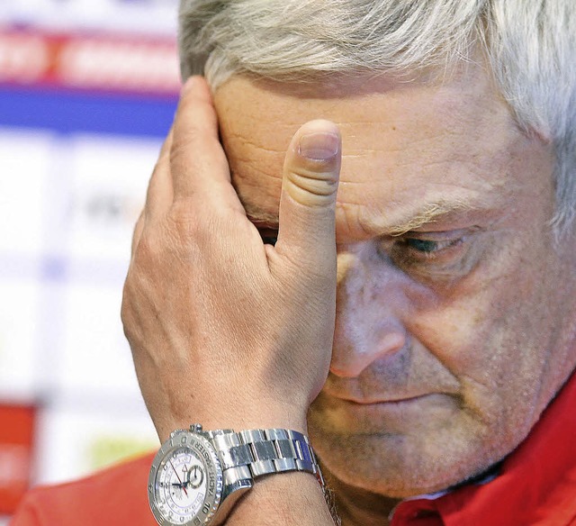 Muss zum Auftakt gleich mal angestrengt nachdenken: VfB-Coach Armin Veh  | Foto: dpa