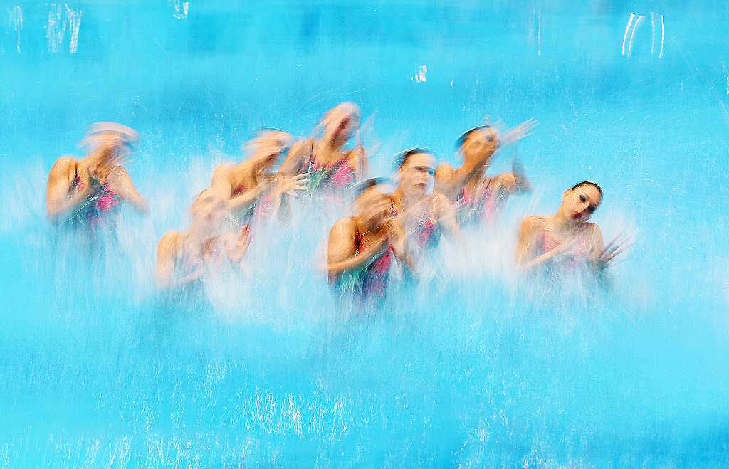 Tanz und Akrobatik im Wasser: Synchron-Schwimmerinnen bei der Schwimm-EM in Berlin