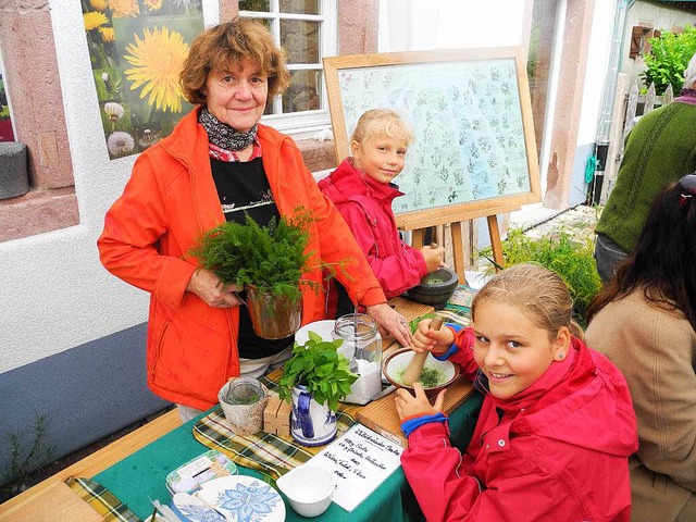 Sophie (8 Jahre alt, links) und ihre S...tersalz her am Stand von Kruter Regio  | Foto: Sophia Hesser