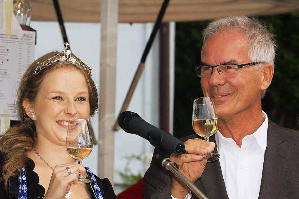 Brgermeister Rainer Mosbach und die neue Markgrfler Weinprinzessin Melissa Fnfgeld.