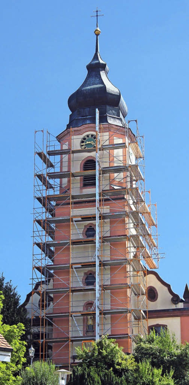 Der Kirchturm in Altdorf ist eingerst...ochen wird der Glockenstuhl erneuert.   | Foto: Herbert Birkle