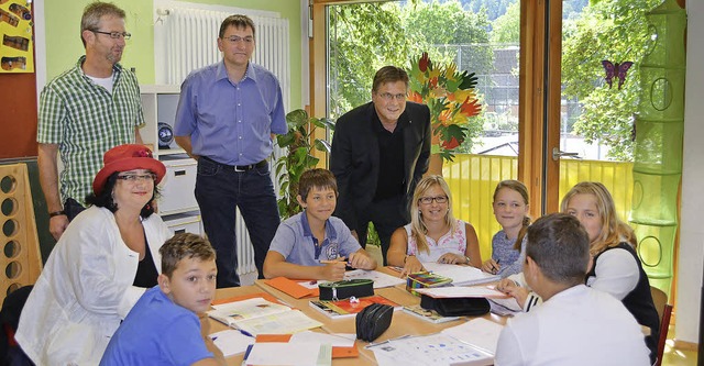 Unterricht in der Kleingruppe:  Tina R...hrbegleiterin Verena Ulmer (von links)  | Foto: Nikolaus Bayer