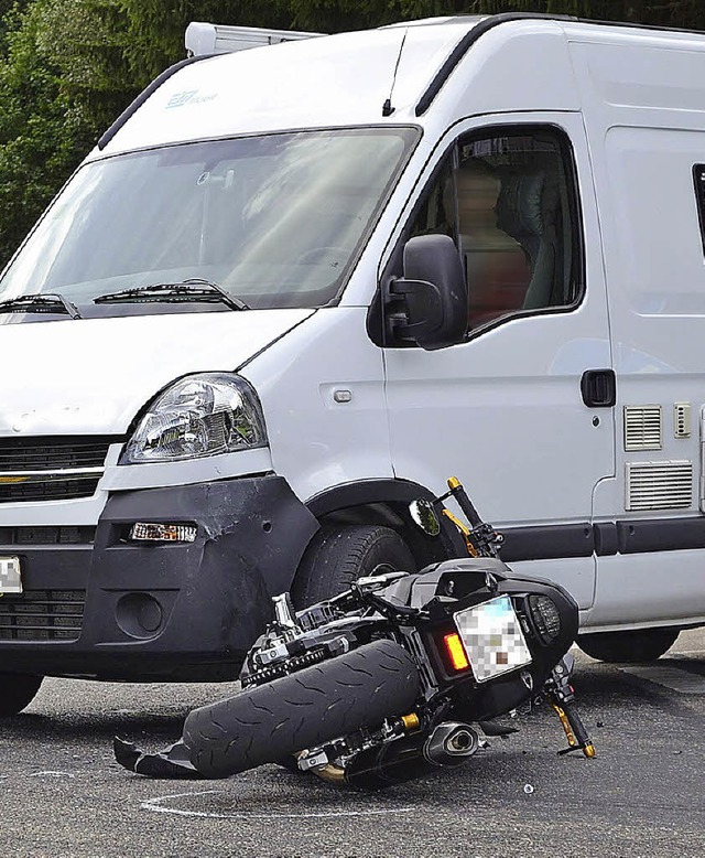 Ein Motorradfahrer wurde beim Zusammensto mit einem Wohnmobil schwer verletzt.   | Foto: aqka