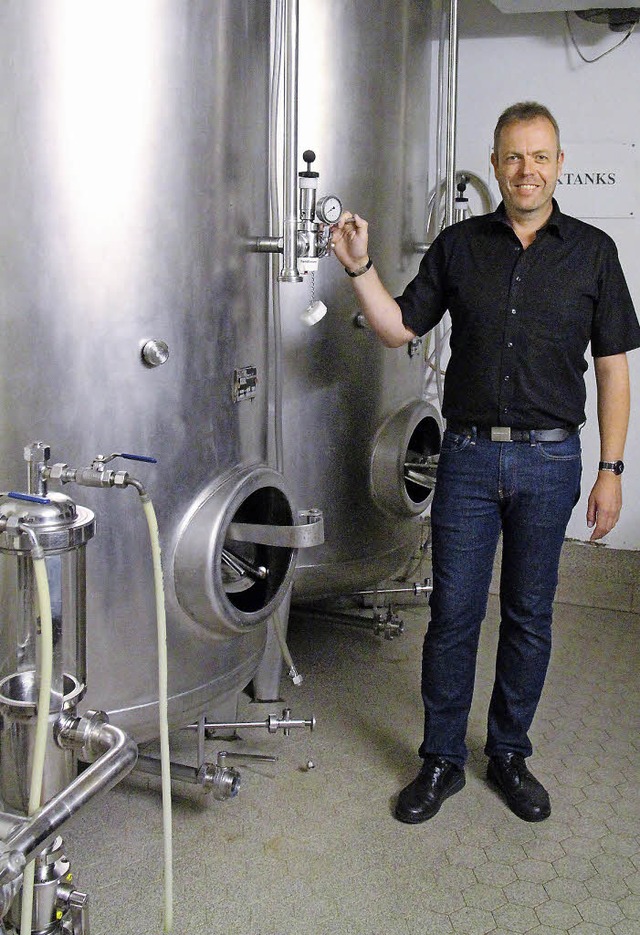 Harald Neff zeigt die Drucktanks seiner Brauerei.  | Foto: Gerda Oswald