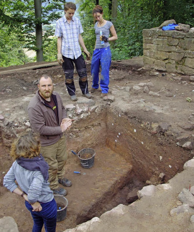 Benjamin Hamm (oben, Mitte) steht mit ...te helfen beim Vermessen der Grabung.   | Foto: Frank Kiefer