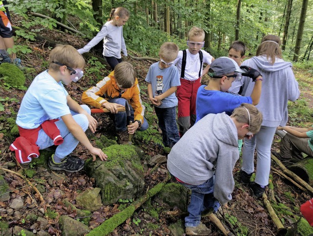Im Wald und im Wasser: Bollschweiler J...allstadter Kinder putzten einen Bach.   | Foto: Meihofer