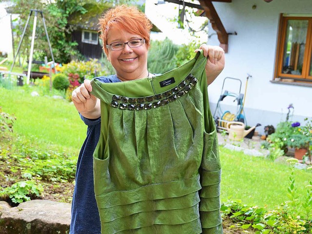 Dorothea Oldak mit dem Kleid, das sie ...st  des Bundesprsidenten tragen wird.  | Foto: Ulrike Derndinger