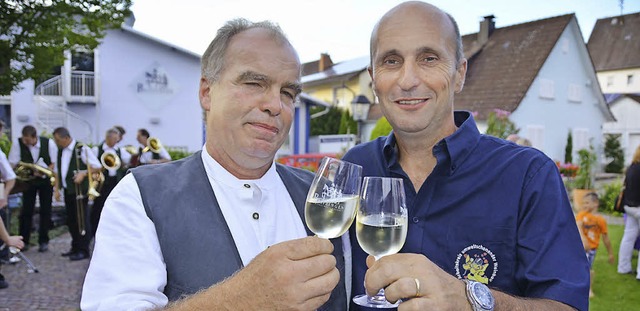 Auf die kommunale Freundschaft: die Or...s) und Armin Imgraben aus  Britzingen   | Foto: Umiger