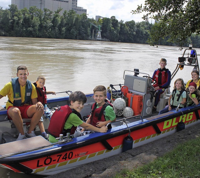 Beliebte Pltze im Boot: Bereit zum Ab...eins startet mit DLRG zur Rheinfahrt.   | Foto: Luisa Koch