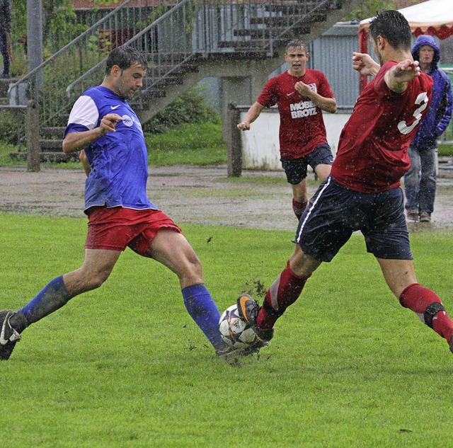 Offenes Duell:  Der Todtnauer Kapitn ...h vom SV BW Murg kmpfen um den Ball.   | Foto: Benedikt Hecht
