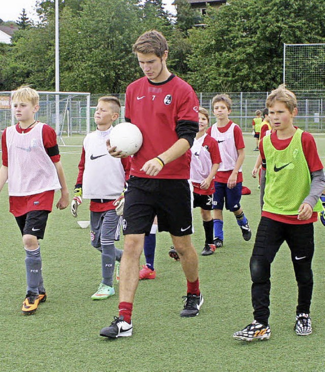 Das &#8222;Fchslecamp&#8220; des SC F...d (links) und Kamerun marschieren auf.  | Foto: Reinhard Cremer