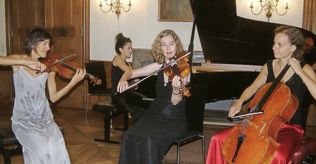Eleganter Mozart-Klang: Barbara Doll, ..., Claudia Bussian und Anita Leuzinger   | Foto: Roswitha Frey