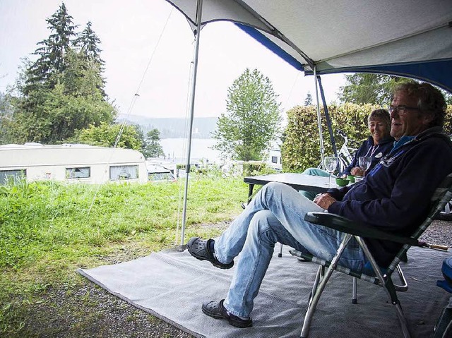 Ab unters Vordach. Familie van Heerde ...hwarzwald nicht vom Wetter vermiesen.   | Foto: Martin Hannig