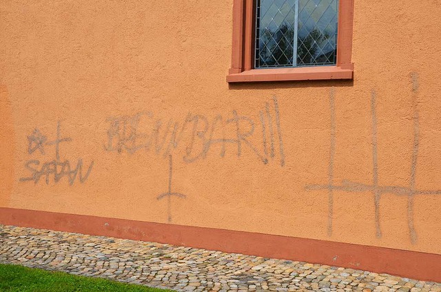 Mit satanistischen Sprayereien haben U...suchte, die Sprayereien auszubleichen.  | Foto: Marco Schopferer