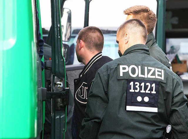 Berlins Polizisten tragen im Einsatz schon   individuelle Nummern.  | Foto: dpa