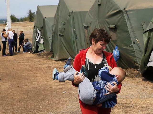 Flchtlinge hoffen in einem Lager auf ... Territorium auf ein Ende der Kmpfe.   | Foto: dpa