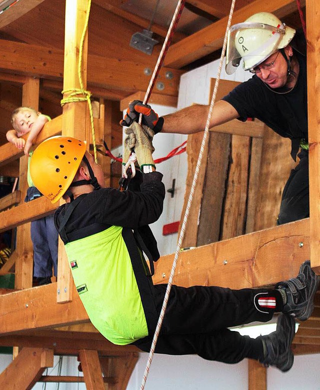 In luftiger Hhe: Abseilen im Gertehaus.  | Foto: Dorothe Kuhlmann